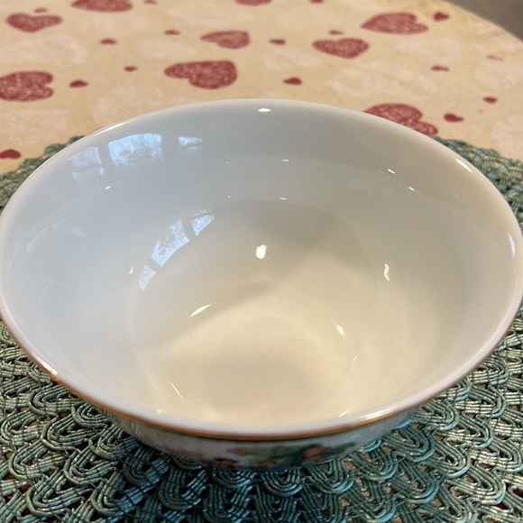New fine porcelain Serving Bowl. Perfect for sides, soups or cereal. Gold trim - Picture 5 of 6